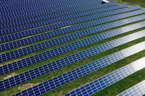 Güneş paneli yeşil, çevre dostu enerji üretir.