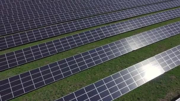 Panel słoneczny wytwarza zieloną, przyjazną dla środowiska energię. Dron z lotu ptaka. — Wideo stockowe