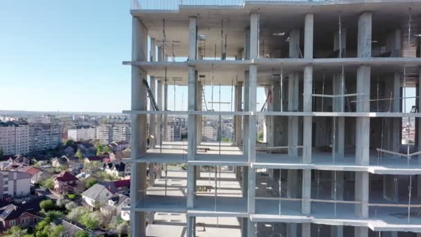 Lucht uitzicht op hoge residentiële flatgebouw in aanbouw — Stockvideo