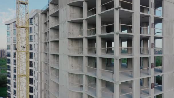 Vista aérea do edifício residencial alto do apartamento em construção — Vídeo de Stock