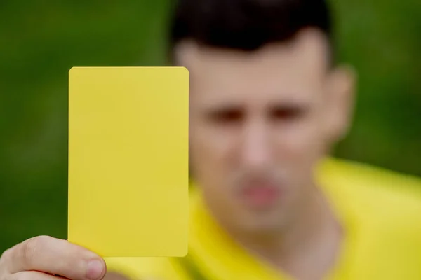 Árbitro Mostrando Una Tarjeta Roja Jugador Fútbol Fútbol Disgustado Mientras —  Fotos de Stock