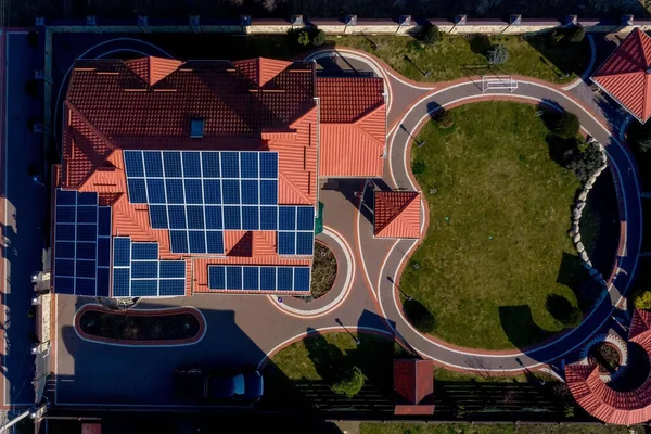 Nieuw Huis Met Tuin Zonnepanelen Het Dak — Stockfoto