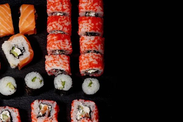 Zestaw Sushi Roll Czarnym Łupku Tło Jedzenie Ryby Filadelfia Japoński — Zdjęcie stockowe
