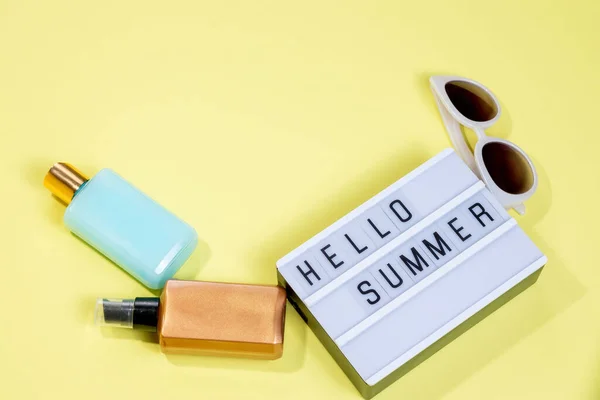 Lightbox Med Meddelande Hej Sommar Gul Bakgrund Begreppet Sommar Resor — Stockfoto