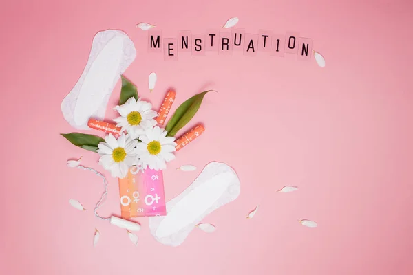 Kobietom Komfort Higieniczna Ochrona Menstruacja Podpaski Higieniczne Różowym Tle Dni — Zdjęcie stockowe