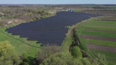 Güneş paneli yeşil, çevre dostu enerji üretir. İHA 'dan hava görüntüsü