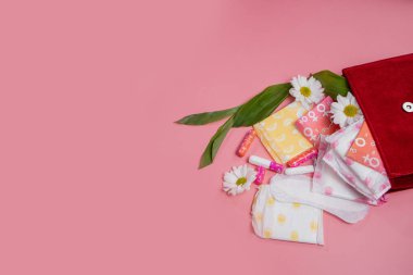 Kozmetik torbada adet tamponları ve pedler. Adet döngüsü. Hijyen ve koruma