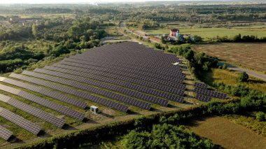 Güneş panelleri havadan görünüyor. Hava manzaralı polar paneller. Güç çiftliği temiz enerji üretiyor. Güç çiftliği temiz enerji üretiyor.