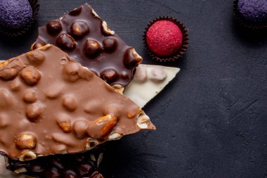 Çikolata, ezilmiş çikolata ve fındık parçaları. Çikolatalı Praline tatlılar..