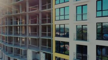 Hızlı büyüyen kentteki yeni çok katlı binaların monolit çerçevelerine sahip inşaat alanı, modern kentsel alanın projeksiyon kalitesi ve gelişimi, hava manzarası
