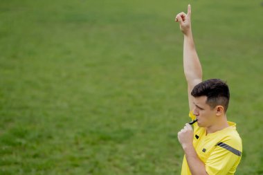 Hakem kuralları ihlal ettiğini belirtiyor. Spor anlayışı, kural ihlali, ofsayt