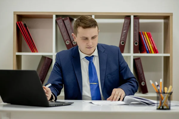 Молодой Бизнесмен Работает Документами Просматривает Документы Папке Сидит Столом Офиса — стоковое фото