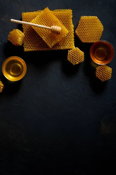 Méz Mézzel Fekete Asztalon Felülnézetből Szóköz Szövegnek — Stock Fotó