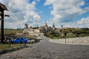 12 Ağustos 2020 Kamenets Podolsk: Kamianets-Podilskyi, Khmelnytskyi Bölgesi, Ukrayna 'daki antik kale manzarası. Kamyanets-Podilsky romantik bir şehir..