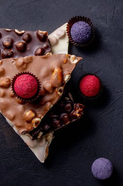 Çikolata, ezilmiş çikolata ve fındık parçaları. Çikolatalı Praline tatlılar..