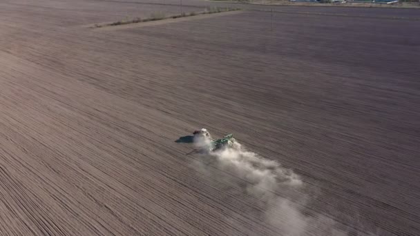 Zicht Vanuit Lucht Trekker Met Eggen Systeem Ploegen Grond Landbouwgrond — Stockvideo