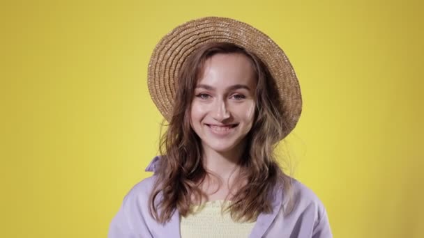 Mujer Sorprendida Bebe Cóctel Mojito Taza Plástico Sobre Fondo Amarillo — Vídeo de stock
