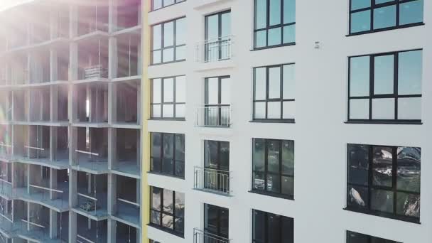 Багато Вікон Новому Фасаді Багатоквартирного Будинку Розвиток Нерухомості — стокове відео