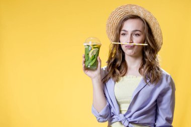 Yaz içeceği. Soğuk içecek. Elinde plastik bardakta alkolsüz içki olan genç bir kadın. Arındırılmış limonata. Tatil gevşemesi