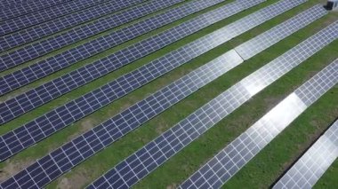 Güneş paneli yeşil, çevre dostu enerji üretir. İHA 'dan hava görüntüsü