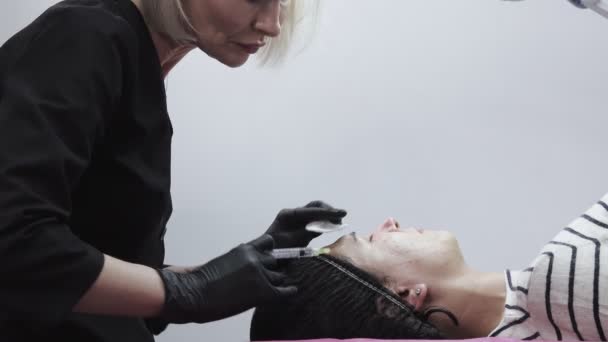미용실에서 요법을 받아야 실용적 의사는 여성의 얼굴에 주사를 놓는다 Mesotherapy — 비디오