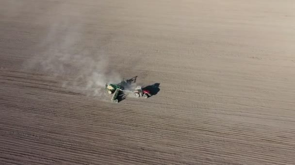 Luchtfoto Van Landbouwtrekker Ploegen Een Veld Zonnige Dag Natuurlijke Seizoensgebonden — Stockvideo