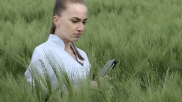 Una Joven Agricultora Que Usa Albornoz Blanco Está Comprobando Progreso — Vídeos de Stock