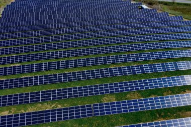 Güneş paneli yeşil, çevre dostu enerji üretir.