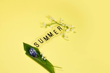 Mektuplardan ve sarı arkaplanda papatya çiçeklerinden yaz. Tebrik kartı Düz Yatay Kopya Alanı Merhaba yaz mevsimi.