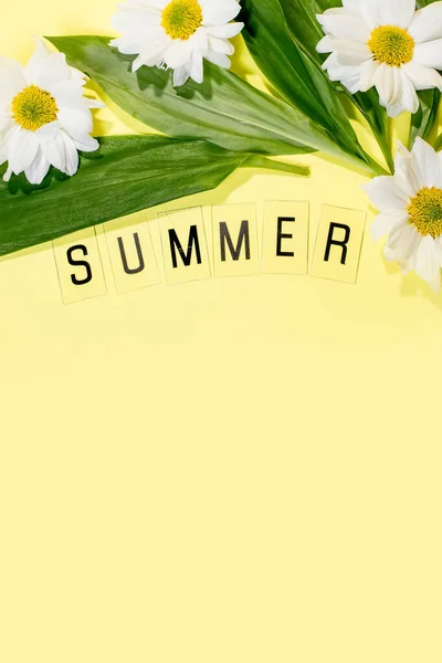 Text Summer Från Bokstäver Och Fält Kamomill Blommor Gul Bakgrund — Stockfoto