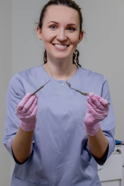 Kadın dişçinin portresi. Diş hekiminde duruyor.