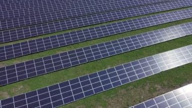 Güneş paneli yeşil, çevre dostu enerji üretir. İHA 'dan hava görüntüsü