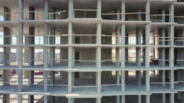 İnşaat halindeki yüksek apartmanın havadan görüntüsü. Gayrimenkul geliştirme.