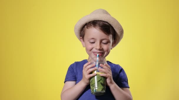 Mignon Garçon Boire Mojito Cocktail Tasse Plastique Sur Fond Jaune — Video