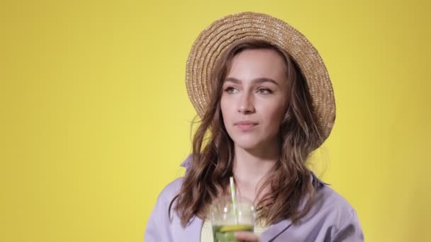 Surpris Femme Boire Cocktail Mojito Tasse Plastique Sur Fond Jaune — Video