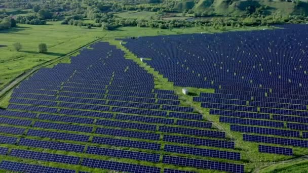 Luftaufnahme Des Solarkraftwerks Green Field Der Nähe Des Flusses Bei — Stockvideo