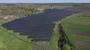 Güneş paneli yeşil, çevre dostu enerji üretir. İHA 'dan hava görüntüsü