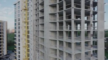 İnşaat halindeki yüksek apartmanın havadan görüntüsü. Gayrimenkul geliştirme.