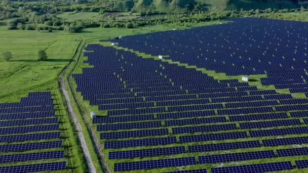 Vista Aérea Central Energia Solar Green Field Perto Rio Dia — Vídeo de Stock