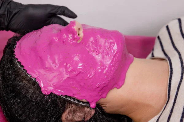 Vrouwelijke Huidverzorging Close Van Mooi Meisje Met Cosmetische Masker Gezicht — Stockfoto