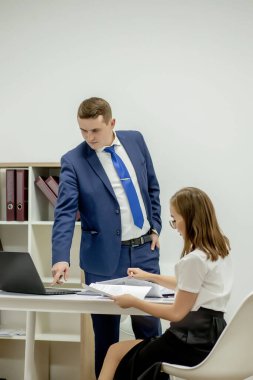 Şirket stratejisi. Hukuk danışmanı. Finans departmanı. Ofis sekreteri. İş çifti çalışıyor. Ofisteki çift. Erkek ve zarif kadın patron müdür. Ofis toplantısı. Tecrübe değişimi.