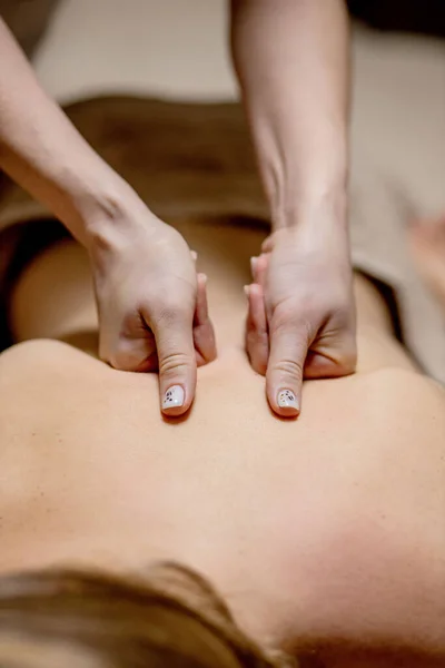 Masajista Haciendo Masaje Cuerpo Del Hombre Salón Spa Concepto Tratamiento —  Fotos de Stock