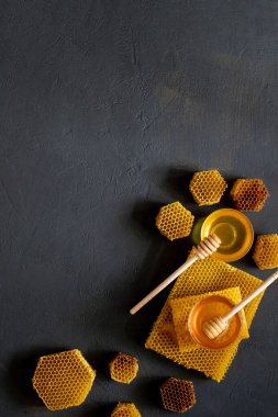 Ahşap bal kaşığından batırılan sağlıklı, kalın ballı, organik doğal malzemelerden üretilen arı ürünleri..
