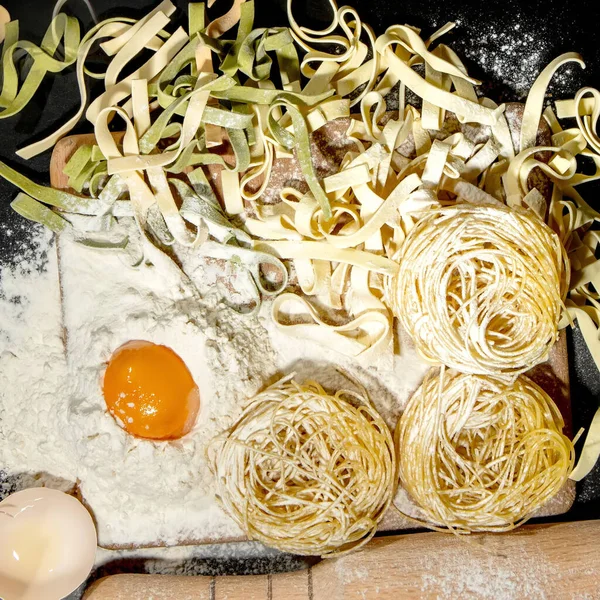 Pasta Recién Cocida Yace Sobre Una Superficie Oscura Espolvoreada Con — Foto de Stock