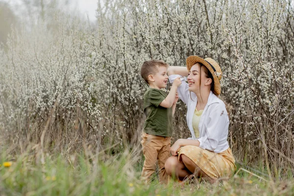 Feliz Madre Hijo Divirtiéndose Juntos Madre Gentilmente Abraza Hijo Fondo —  Fotos de Stock