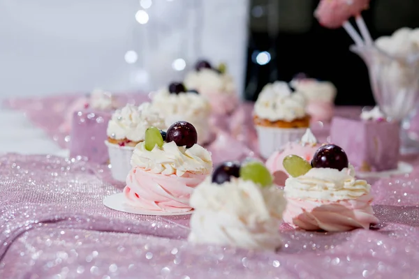 Die Schokoriegel Mit Einer Großen Auswahl Verschiedenen Desserts — Stockfoto