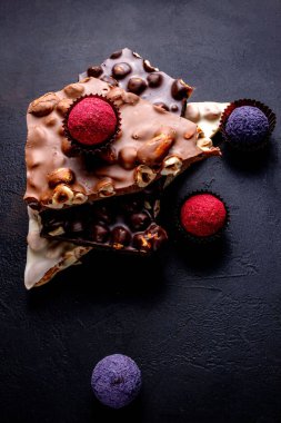 Çikolata, ezilmiş çikolata ve fındık parçaları. Çikolatalı Praline tatlılar..