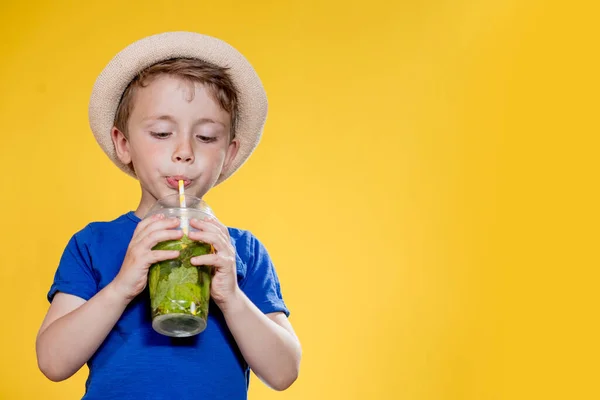 Cute Boy Drink Mojito Cocktail Από Πλαστικό Κύπελλο Πάνω Από — Φωτογραφία Αρχείου