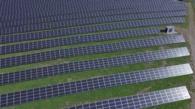 Güneş paneli yeşil, çevre dostu enerji üretir. İHA 'dan hava görüntüsü