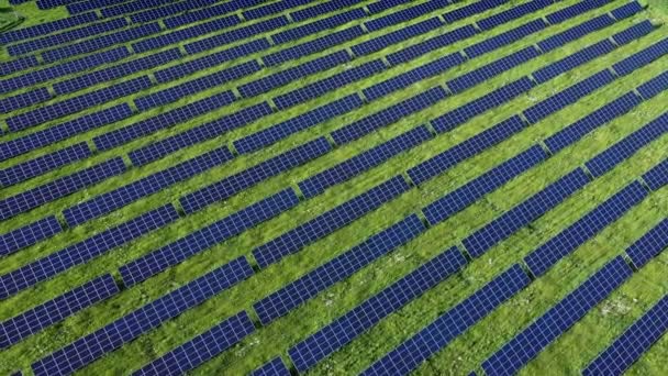 Luftaufnahme Des Solarkraftwerks Green Field Der Nähe Des Flusses Bei — Stockvideo